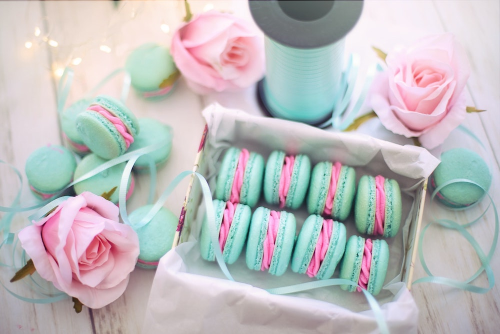 roses and macaroons