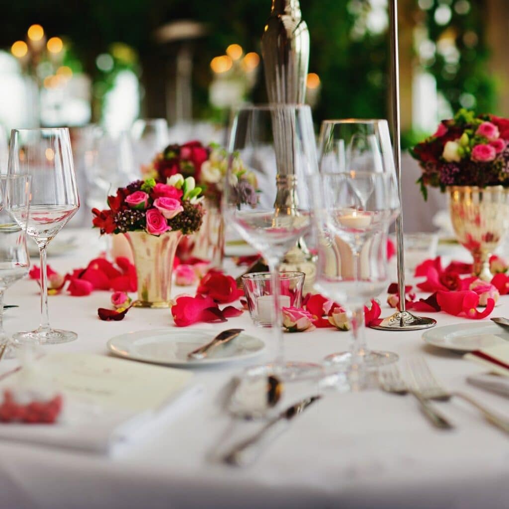 dinner party dining table setup